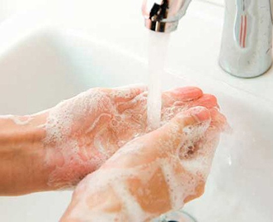 Rentar-se les mans per a prevenir contagis de malalties